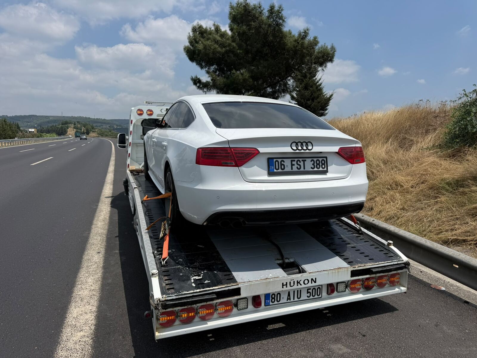 Audi A5 platform çekicide taşınıyor